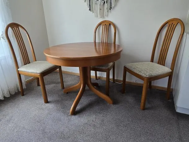 Ausziehbarer Esstisch mit sechs Stühlen aus Massivholz