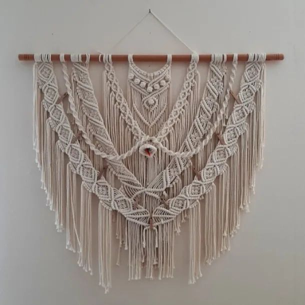 Großes Makramee als Wandschmuck