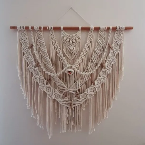 Großes Makramee als Wandschmuck