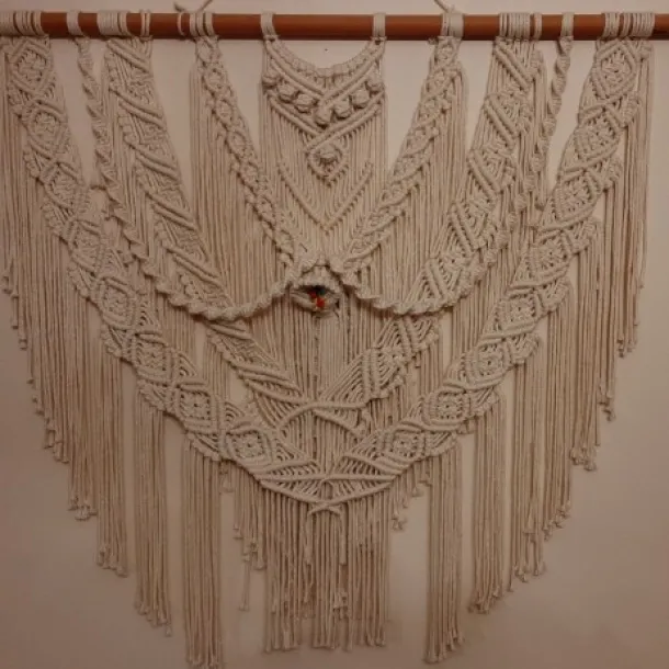 Großes Makramee als Wandschmuck