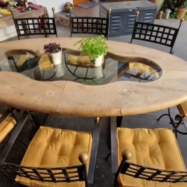 Ovaler Vollholztisch mit Glasapplikation und acht  Eisen Sessel