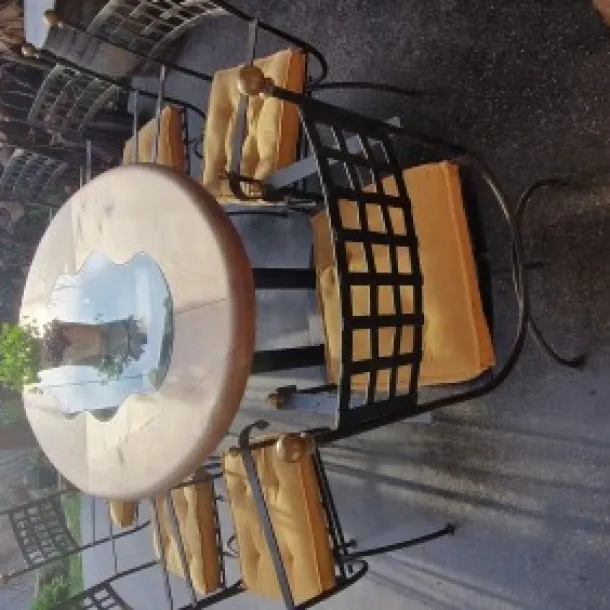 Ovaler Vollholztisch mit Glasapplikation und acht  Eisen Sessel