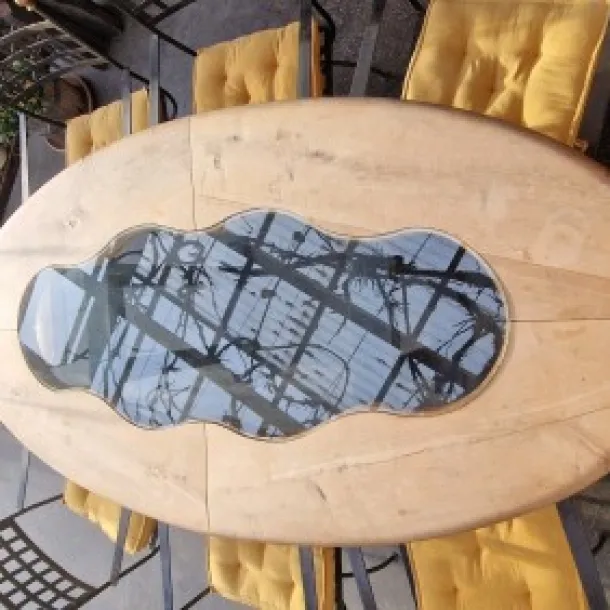 Ovaler Vollholztisch mit Glasapplikation und acht  Eisen Sessel