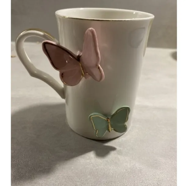 Tasse mit Schmetterling