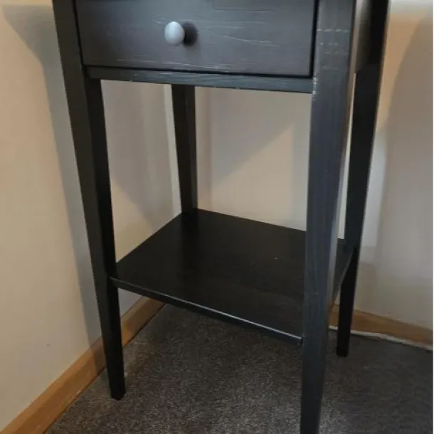 Zwei IKEA-Nachttische