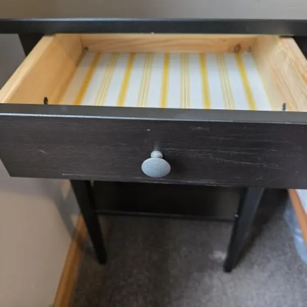 Zwei IKEA-Nachttische